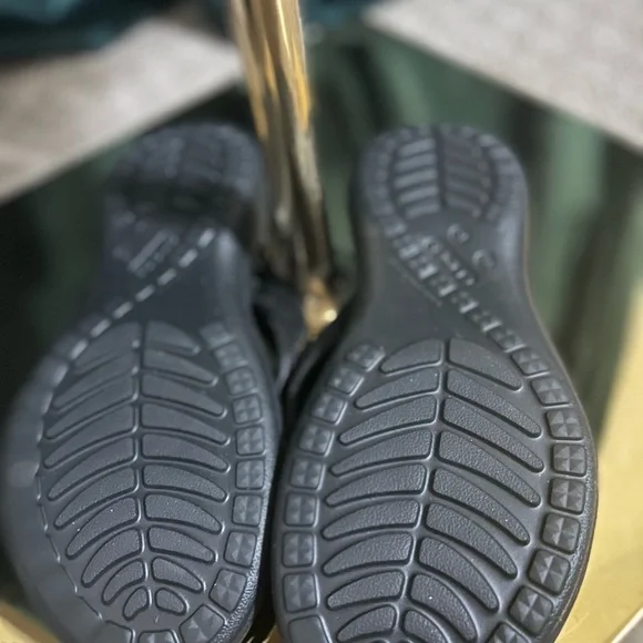 CROCS Black Textured Sandals - Picture 2 of 4